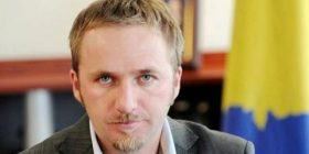 Këshilltari i Thaçit-Ahmetit: Mbuloheni më flamur kombëtar, kurse xhepat po i mbushni me dinarë