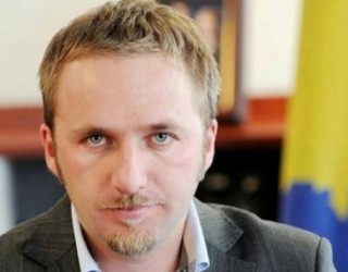 Këshilltari i Thaçit-Ahmetit: Mbuloheni më flamur kombëtar, kurse xhepat po i mbushni me dinarë