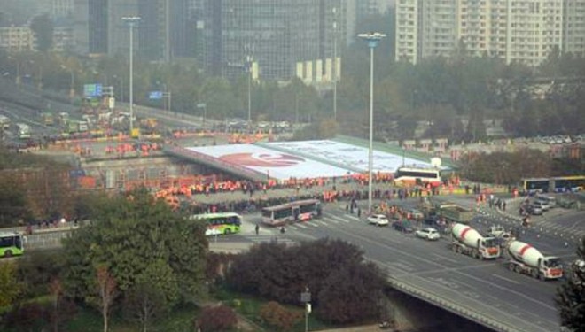 Kinezët për 36 orë rindërtojnë urë shumë tonësh (Video)