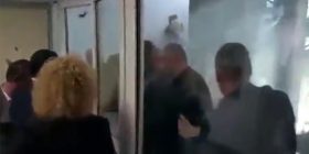 Deputetët e opozitës, gaz lotsjellës ndaj kolegëve të tyre të pozitës (Video)