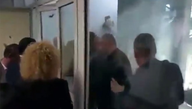 Deputetët e opozitës, gaz lotsjellës ndaj kolegëve të tyre të pozitës (Video)