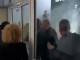 Deputetët e opozitës, gaz lotsjellës ndaj kolegëve të tyre të pozitës (Video)