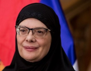 Si e çmendi Serbinë një shami myslimane
