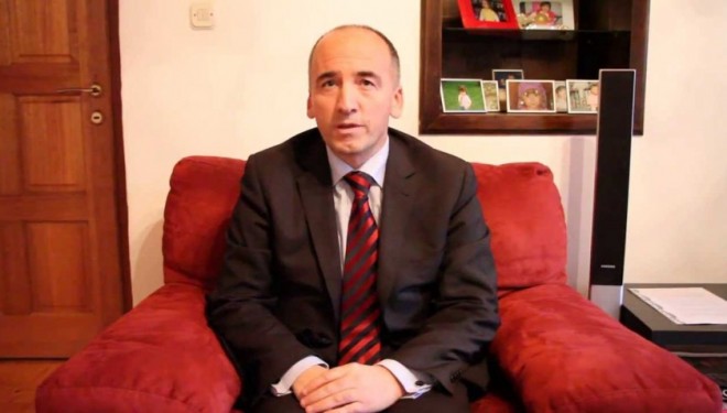 SKANDALOZE || Ndonëse pretendon 14 vite fakultet, Gazmend Muhaxheri ka 23 gabime në biografi! (FOTO)