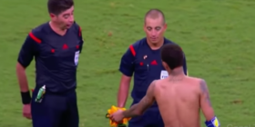 Gjesti i çuditshëm i Neymar, ia ofron fanelën gjyqtarit!