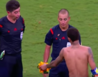 Gjesti i çuditshëm i Neymar, ia ofron fanelën gjyqtarit!