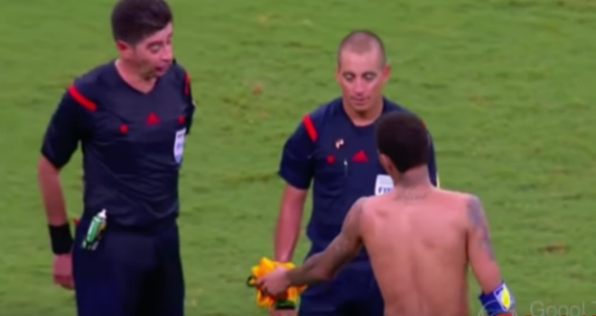 Gjesti i çuditshëm i Neymar, ia ofron fanelën gjyqtarit!