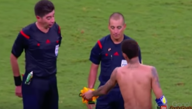 Gjesti i çuditshëm i Neymar, ia ofron fanelën gjyqtarit!