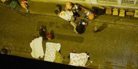 Trupat e viktimave në Paris duke i bartur rrugëve (VIDEO+18)