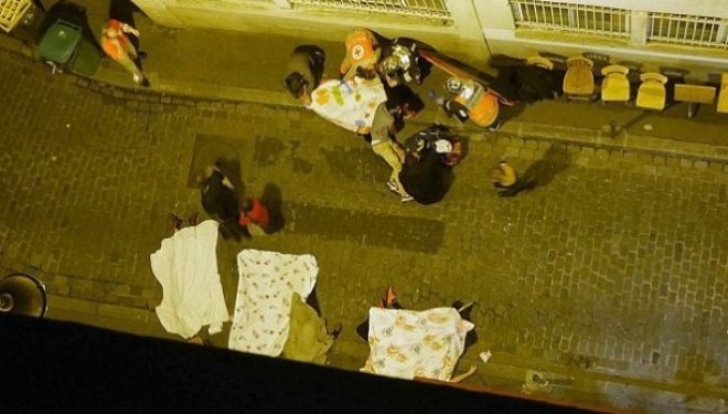 Trupat e viktimave në Paris duke i bartur rrugëve (VIDEO+18)