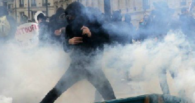 Protesta në Paris kundër “gjendjes së jashtëzakonshme”