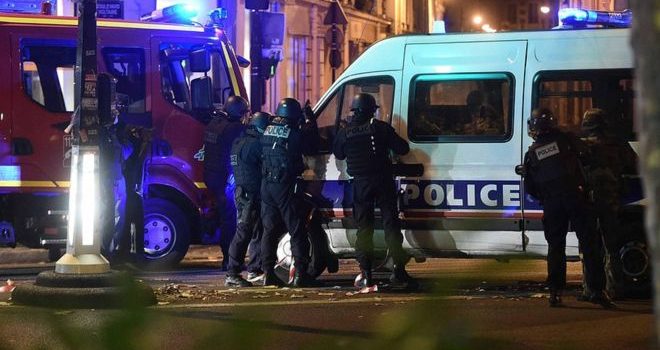 Paris, kërcënim vetëvrasës me bombë