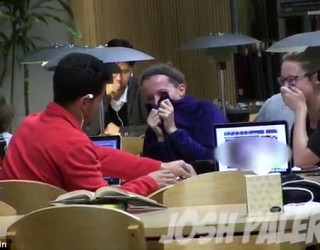 Çfarë rrengu: Studentët që shohin porno në librari (Video)