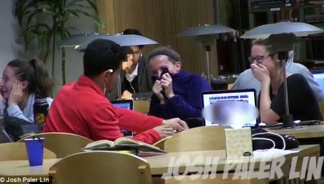 Çfarë rrengu: Studentët që shohin porno në librari (Video)