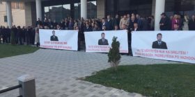 Punëtorët e komunës së Skenderajt po protestojnë për Sami Lushtakun