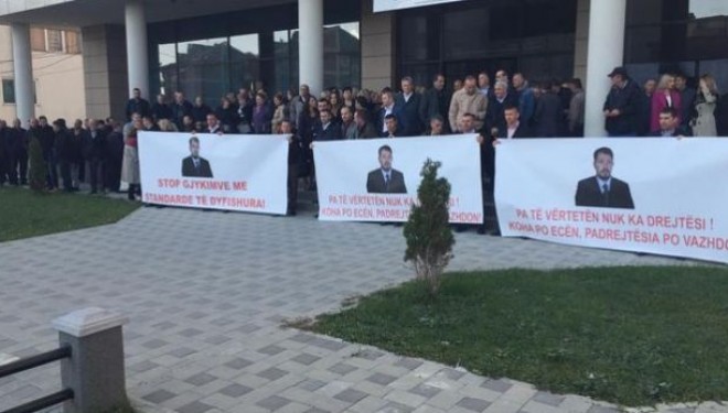 Punëtorët e komunës së Skenderajt po protestojnë për Sami Lushtakun