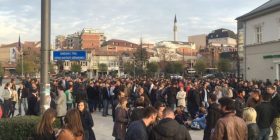 BE kërkon nga opozita të ndalë dhunën ndaj institucioneve