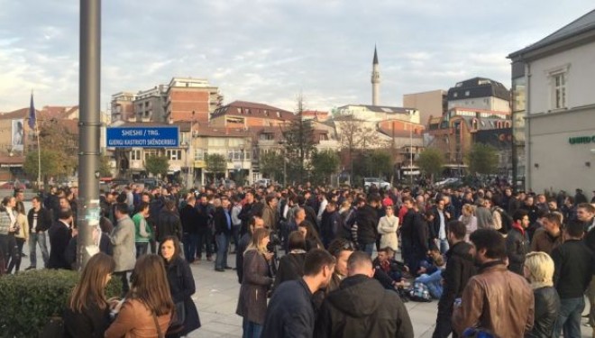 BE kërkon nga opozita të ndalë dhunën ndaj institucioneve