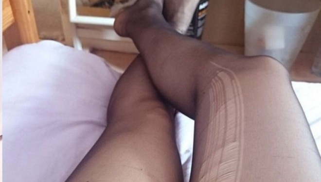 Bëni këtë trik të lehtë dhe asnjëherë nuk do t’ju grisen çorapet e holla (Foto)