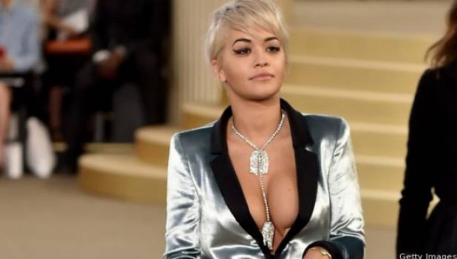 Rita Ora nuk mund t’i hap sytë