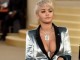 Rita Ora nuk mund t’i hap sytë
