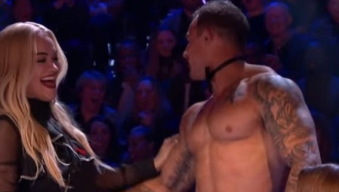 X Factor i dhuron Ritës për ditëlindje një mashkull të zhveshur (Video)