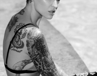 Ruby Rose na tregon tatuazhet (Foto)