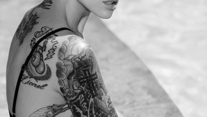 Ruby Rose na tregon tatuazhet (Foto)