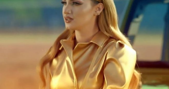 Samanta kritikohet për gjuhën “kosovarçe” në këngë (VIDEO)