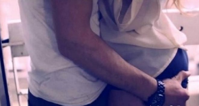 Vajza kap babain duke bërë seks me shoqen e saj / Ja çfarë ndodh (Foto)