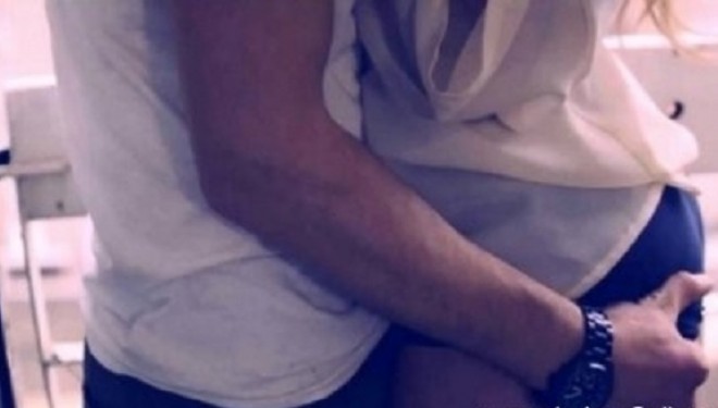 Adoleshenti shqiptar: Kam pasur raport intim me mamanë e shokut të ngushtë (Foto)