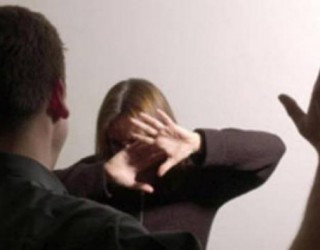 Sulmon fizikisht bashkëshorten, arrestohet një person në Viti
