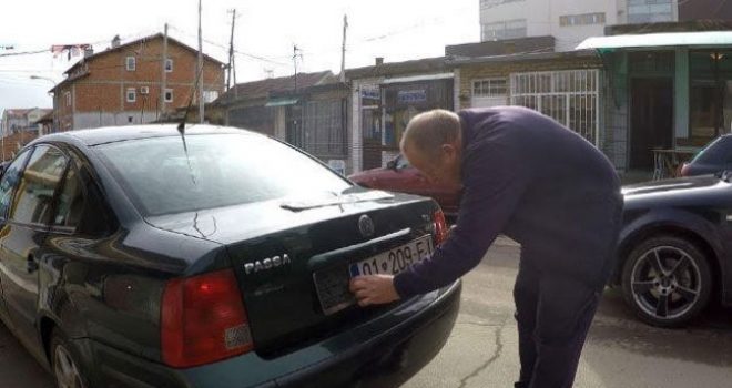 Mitrovicë, pika ku ndërrohen targat për shkak të sigurisë