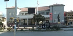 Aktorët e Teatrit të Gjilanit 9 muaj pa paga, paralajmërojnë protestë (Video)