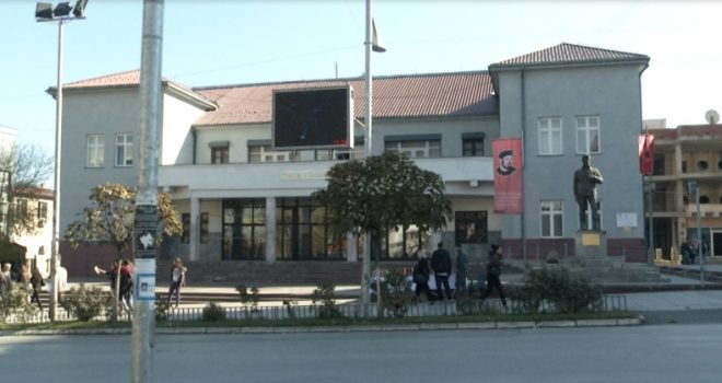 Aktorët e Teatrit të Gjilanit 9 muaj pa paga, paralajmërojnë protestë (Video)