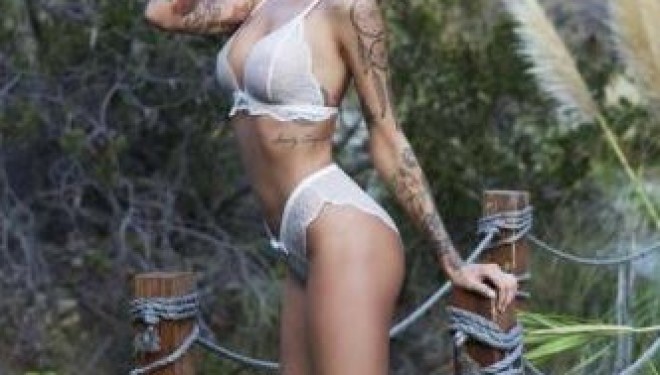 Tina Louise, modelja me të brendshme çmend web-in (Foto)