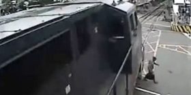 Kalon treni, braziliani shpëton për mrekulli (Video)