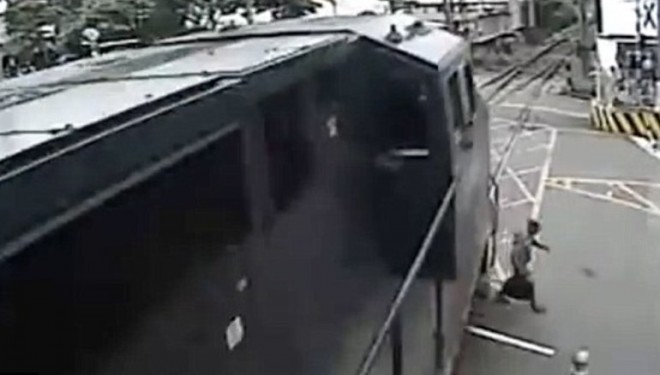 Kalon treni, braziliani shpëton për mrekulli (Video)