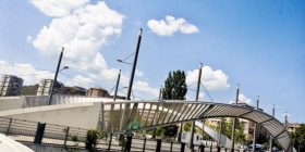 Zona e këmbësorëve deri në cepin verior të urës