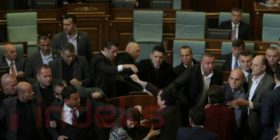 Albin Kurti përleshet me sigurimin, iu hedh sprej