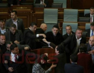Albin Kurti përleshet me sigurimin, iu hedh sprej
