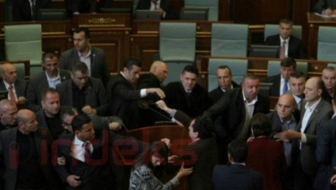 Albin Kurti përleshet me sigurimin, iu hedh sprej