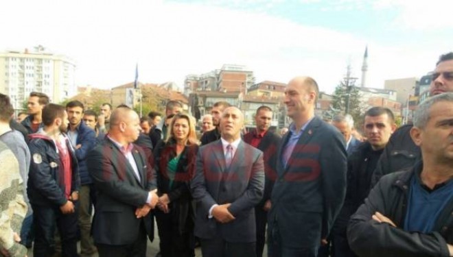 Aktivistët e opozitës mblidhen para Qeverisë, forca të mëdha të Policisë (Foto)