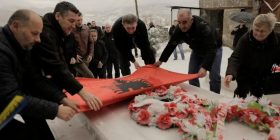 Veseli vendosi flamurin kombëtar mbi varrin e Isa Boletinit