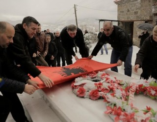 Veseli vendosi flamurin kombëtar mbi varrin e Isa Boletinit