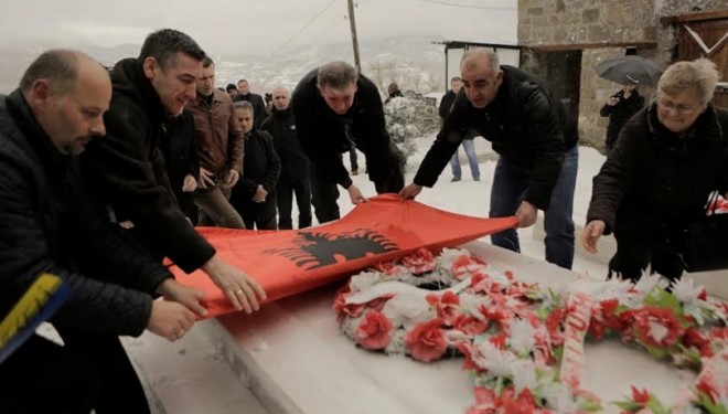 Veseli vendosi flamurin kombëtar mbi varrin e Isa Boletinit