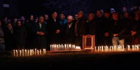 Deçani, i tronditur: Ndizen qirinjtë për Donjetën (Foto)