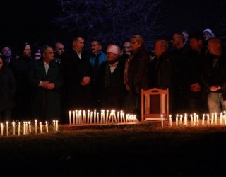 Deçani, i tronditur: Ndizen qirinjtë për Donjetën (Foto)