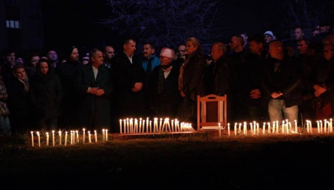Deçani, i tronditur: Ndizen qirinjtë për Donjetën (Foto)