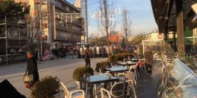 Protestuesit nisen në drejtim të Qeverisë, gjuajnë me gurë Policinë